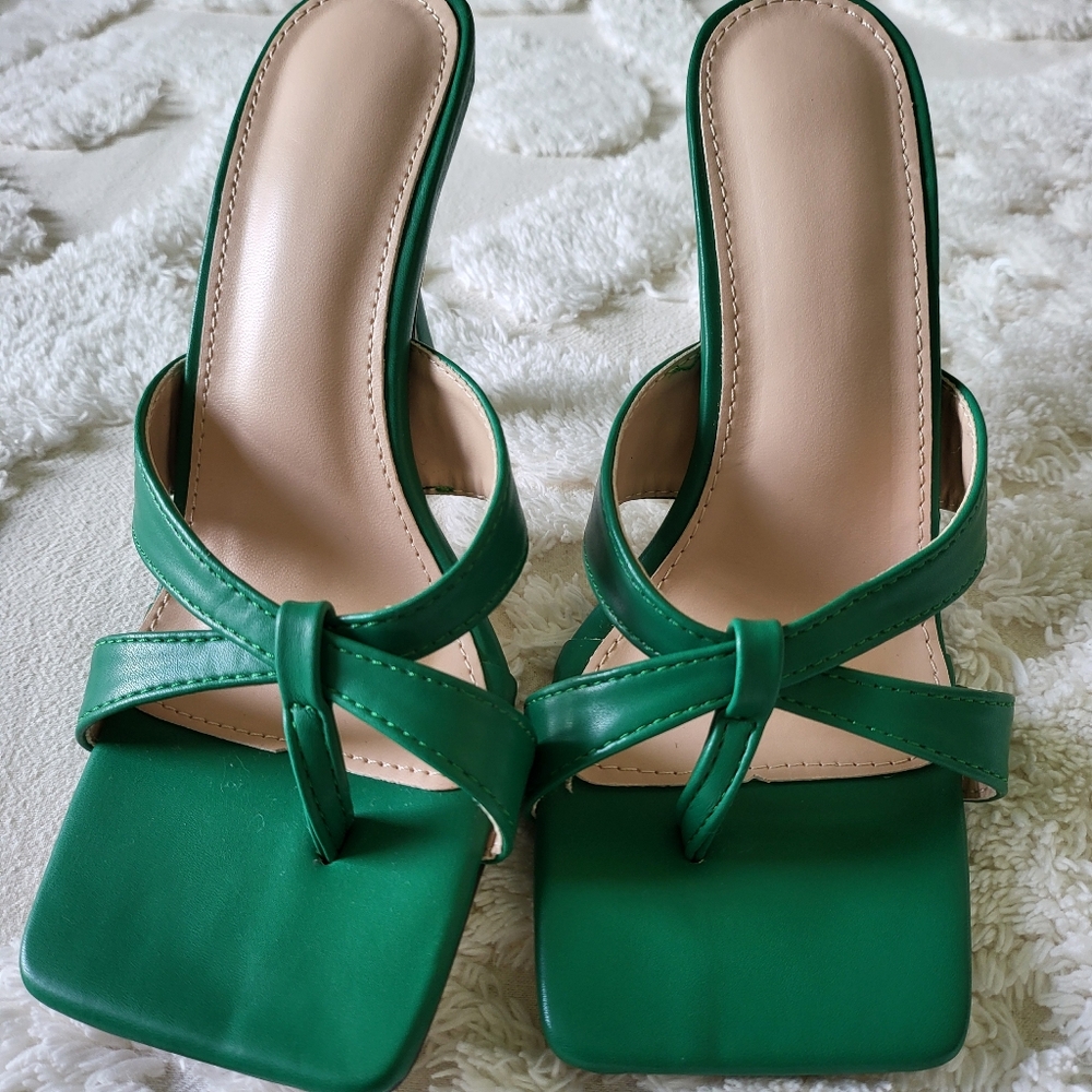 Strap pyramid sandals